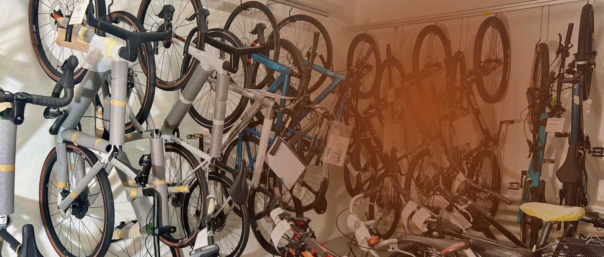 hängende Velos, bereit zum Verkauf