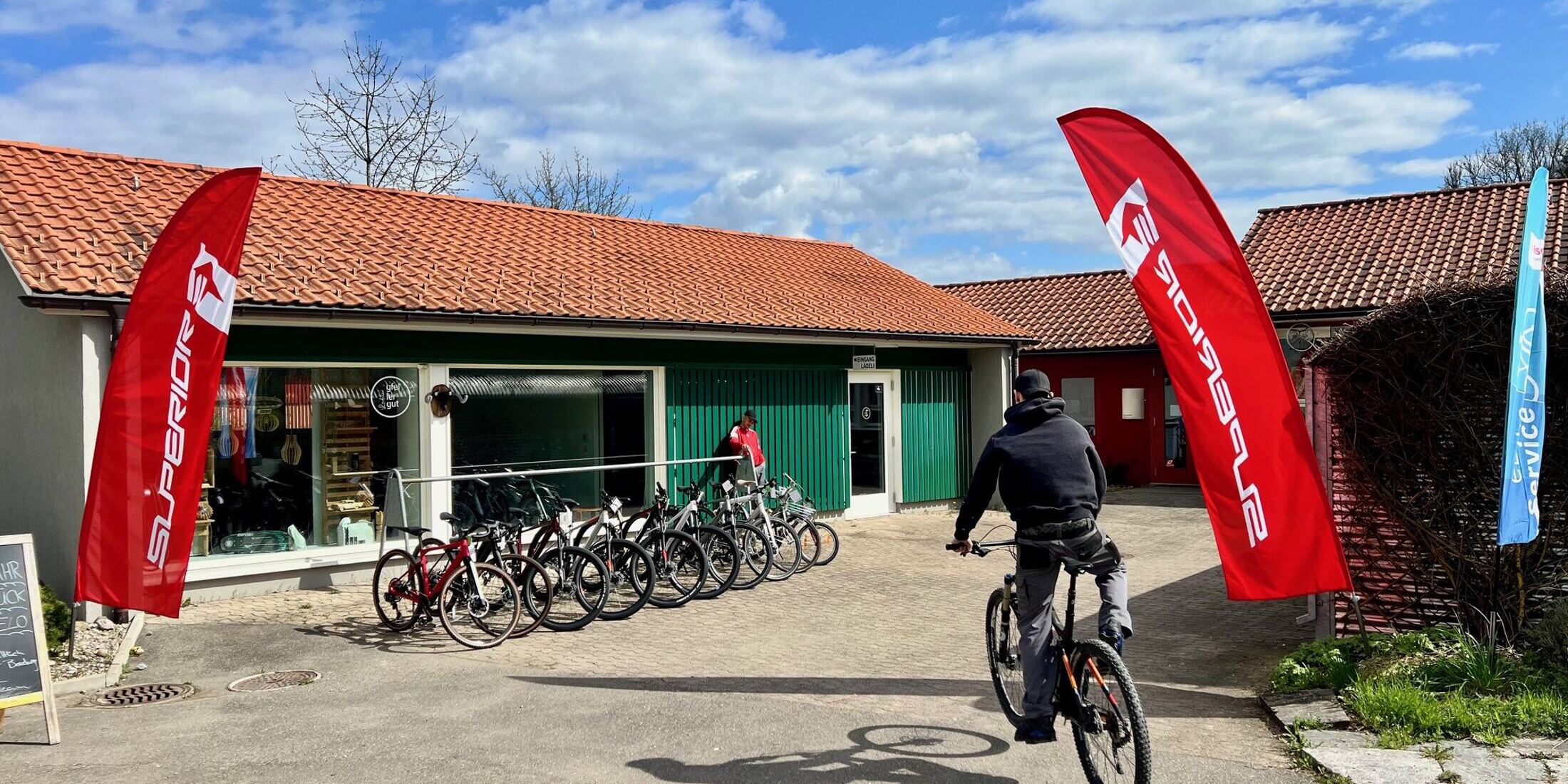Vor der Velowerkstatt Gfellergut